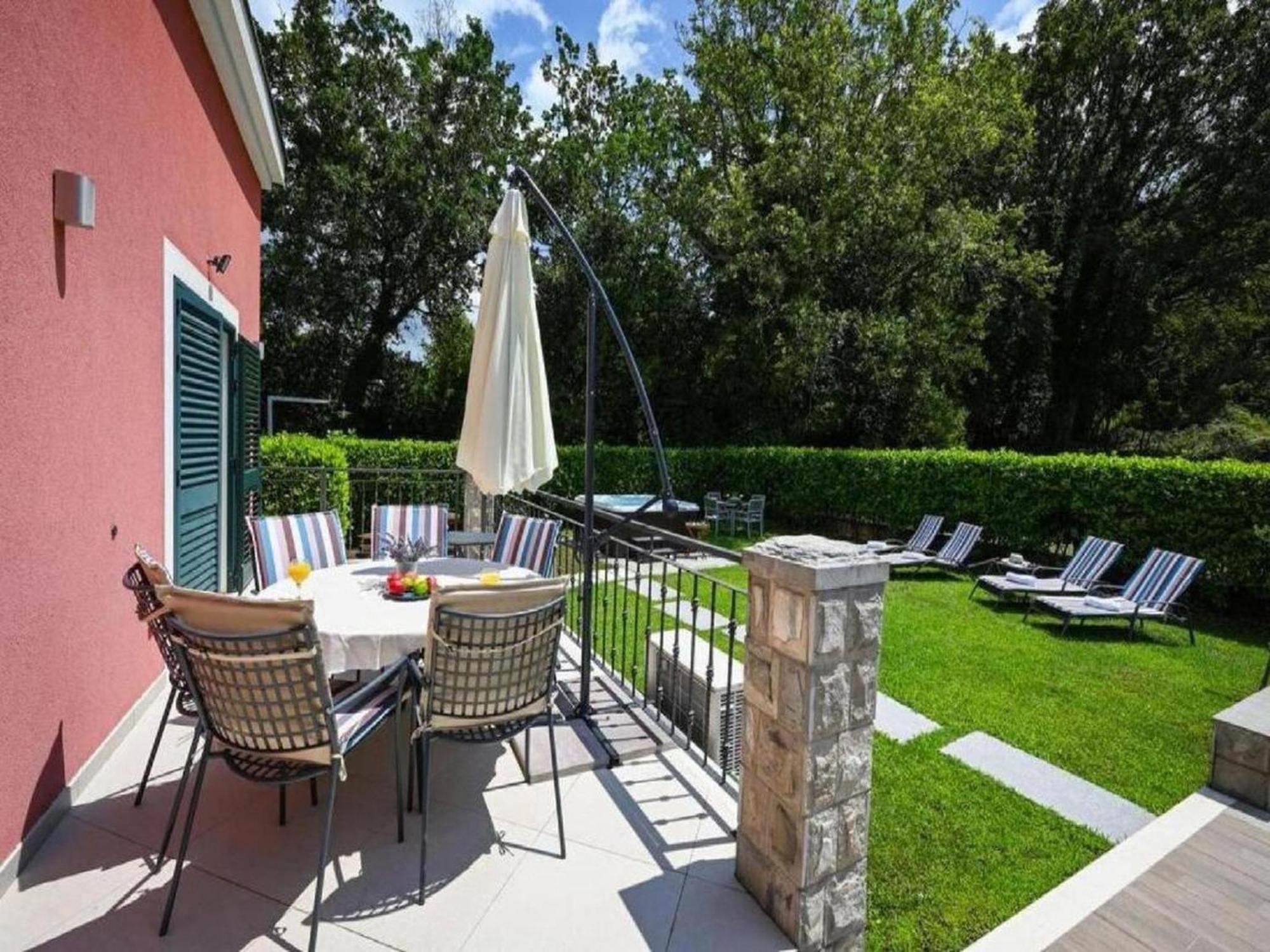Beautiful Villa Surrounded By Greenery With Swimming Pool Gruda Exterior photo